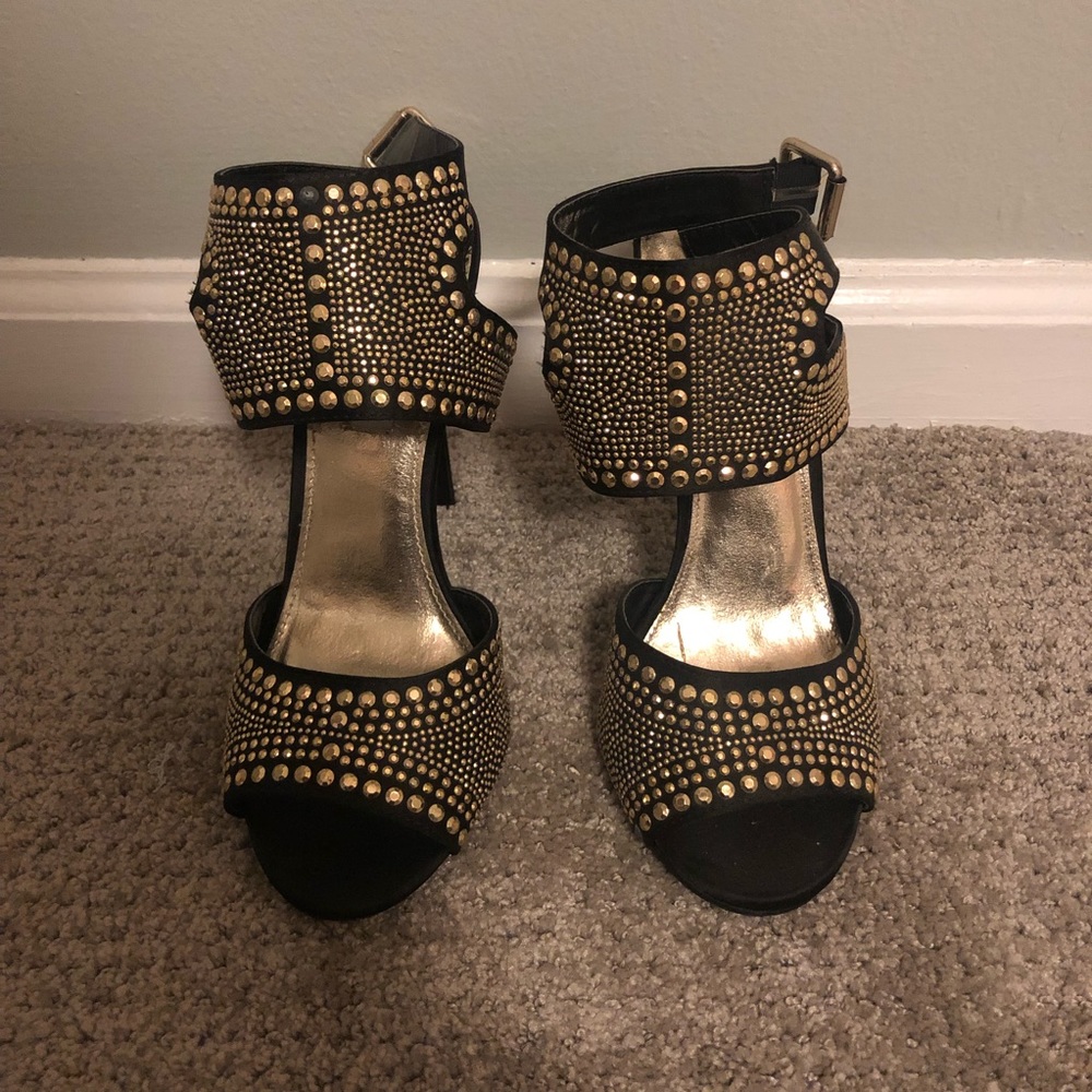 Steve Madden | Black and gold heels